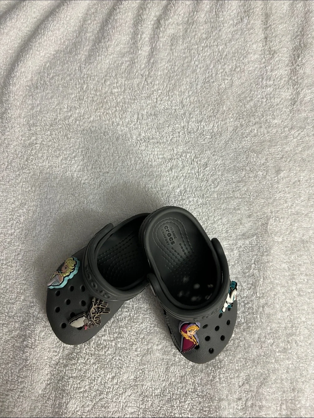 CROCS Kids Gray Slip-On Clogs with Frozen Character Charms (49)